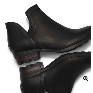 Sorels Lola cut-out bootie